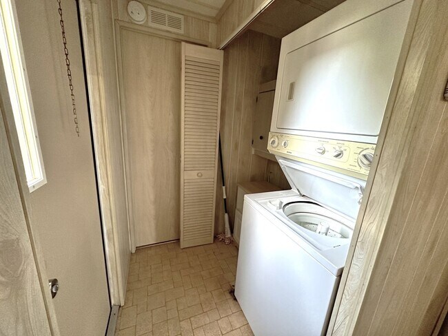 Building Photo - FIRST MONTH RENT FREE! Cute and Quiet 2/2 in N. Ft. Myers
