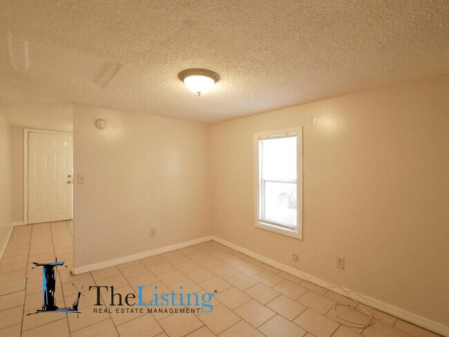 Building Photo - 1005 Pine Ave