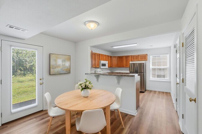 Building Photo - 1713-1715-1715 Louise Cir