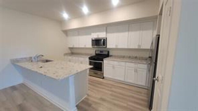 Building Photo - Stunning and Spacious 3-bed, 2.5-bath new ...