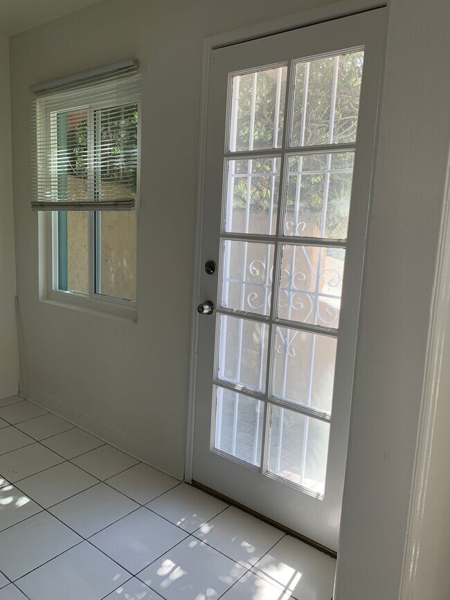 Building Photo - Curlew