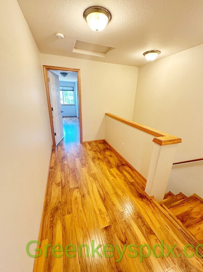 Building Photo - Awesome 3-bedroom 2.5-bathroom house in NE...
