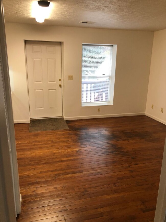 Building Photo - 1 Bedroom Avail AUG 2025;  $840 Monthly. W...