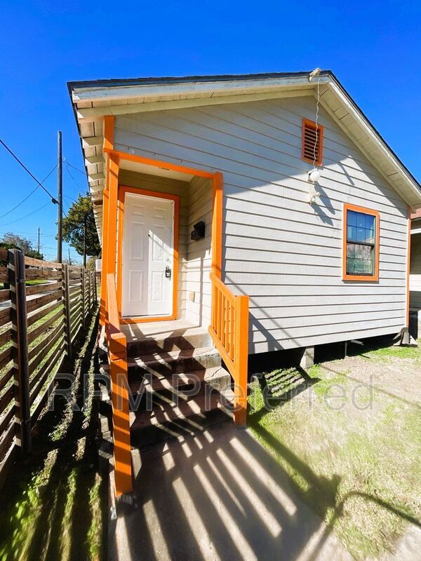 Building Photo - 3813 Drew St