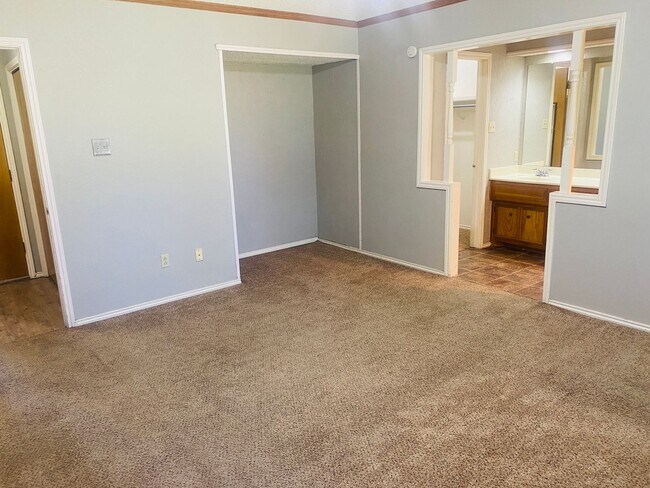 Building Photo - 3 bed 2 bath 2 car garage! Self Showing