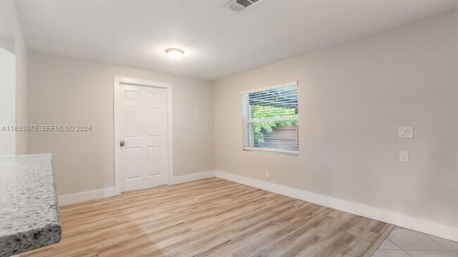 Building Photo - 740 Beachwood Ln