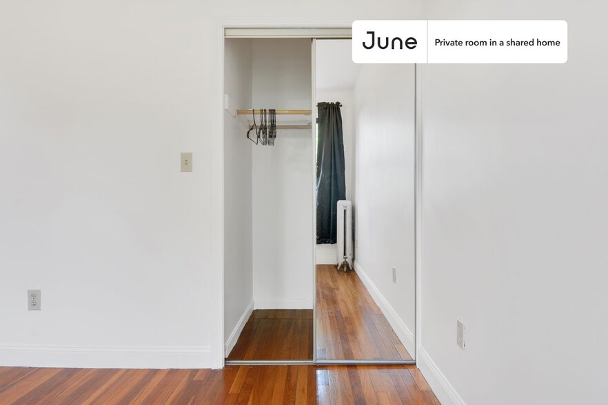 Building Photo - Private bedroom in 4 bed/2 bath Home