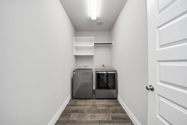 Building Photo - 6022 Daggerwing Wy