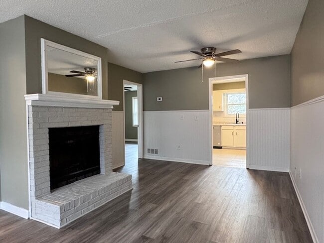 Building Photo - Charming 2-Bedroom Townhome in Prime Kennesaw Location!