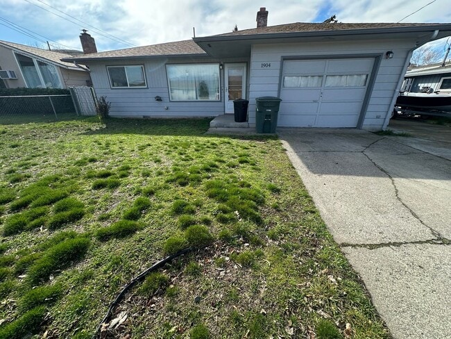 Building Photo - Application Pending - 3 Bedroom House For ...