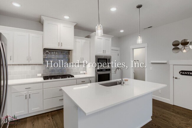 Building Photo - 3933 SE 83rd Ave