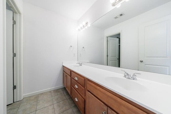 Building Photo - 970 Samples Ln NW
