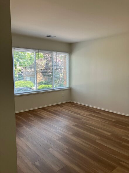 Building Photo - 1265 S Maple Rd