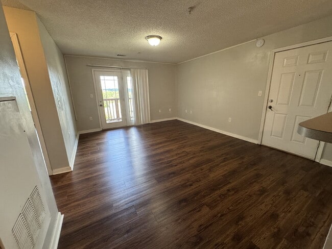 Building Photo - 3 bed 3 bath student and family housing ap...