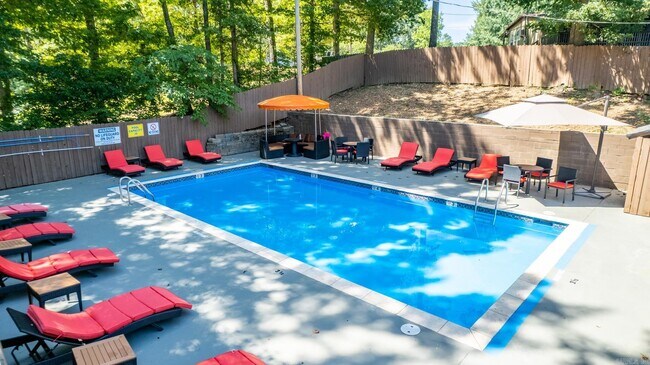 Building Photo - 1309 Country Oaks Dr