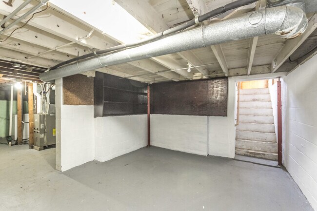 Building Photo - Adorable 2 Bedroom 1 Bath - 2 Stall Detach...