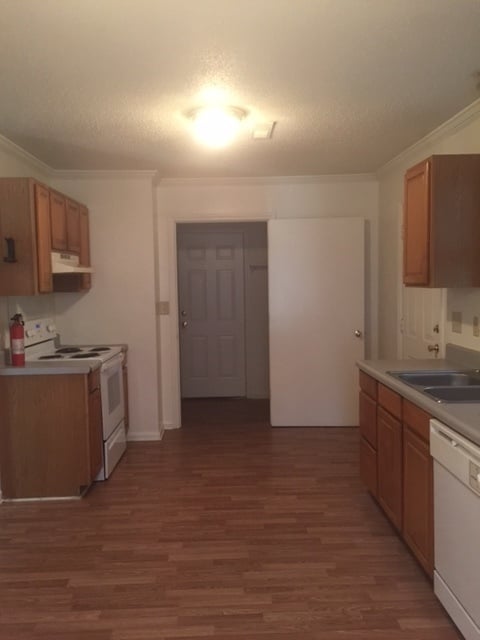 Building Photo - Adorable Three Bedroom Home