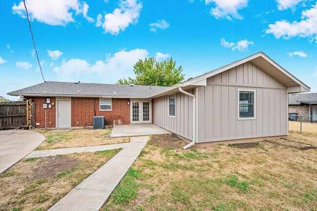 Building Photo - 509 NE Cimarron Cir