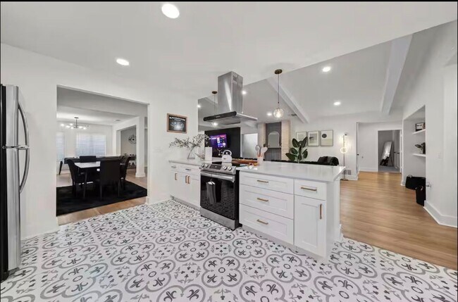 Building Photo - Stunning Home with Spacious Layout & Modern Upgrades