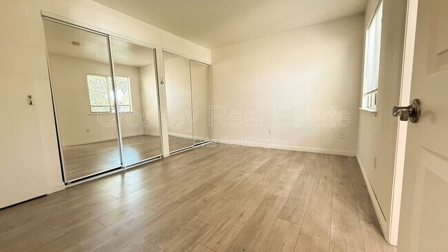 Building Photo - 2225 Lakeview Cir