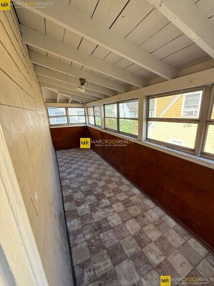 Building Photo - 68 Willow Ave