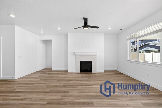 Building Photo - Beautiful home minutes from Costco