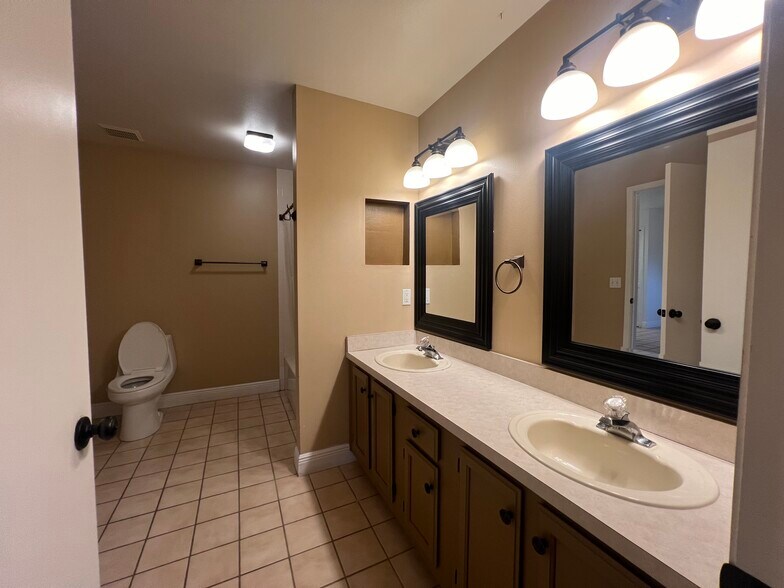 Building Photo - 755 Cove Way