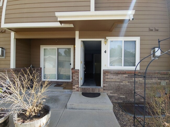 Building Photo - Wonderful 3 Bed, 2.5 Bath Townhome In Exce...