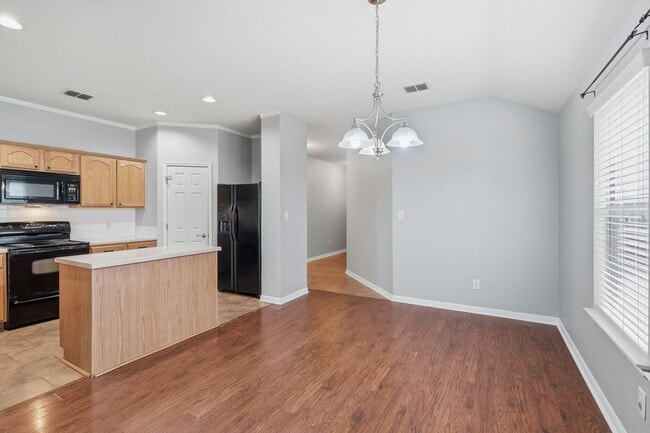 Building Photo - MOVE IN SPECIAL!