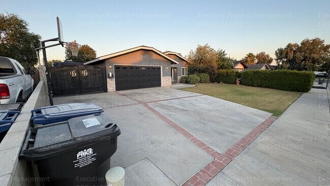 Building Photo - 3 bedroom 2 bathroom home with pool and near shopping centers.