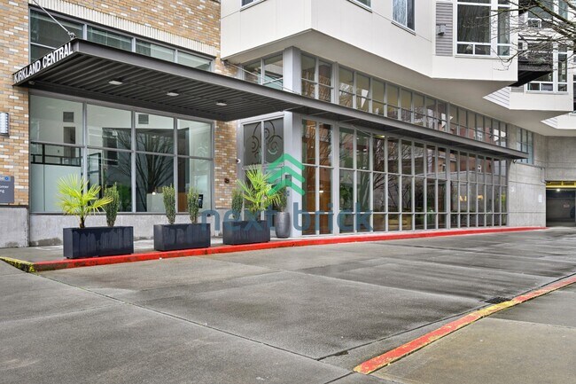 Building Photo - Beautiful 2BR + Den Condo with Garage Parking in Vibrant Downtown Kirkland