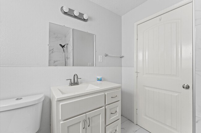 Building Photo - 2024 Jean St