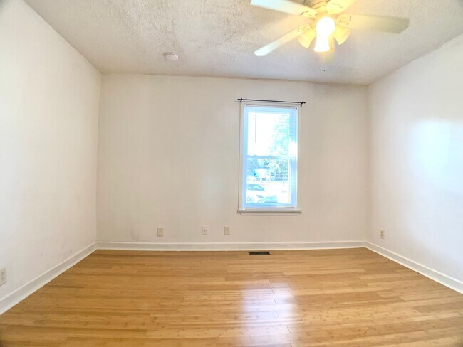 Building Photo - 3401 Oak Lawn Dr