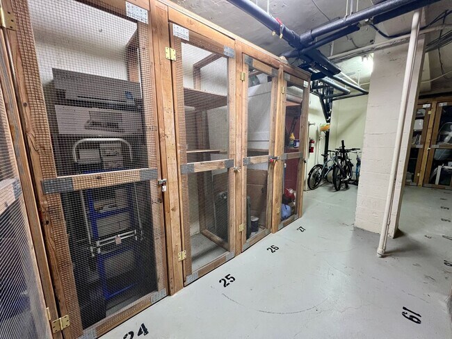 Building Photo - Historic Studio in Prime Alphabet District Location! Move in Special!