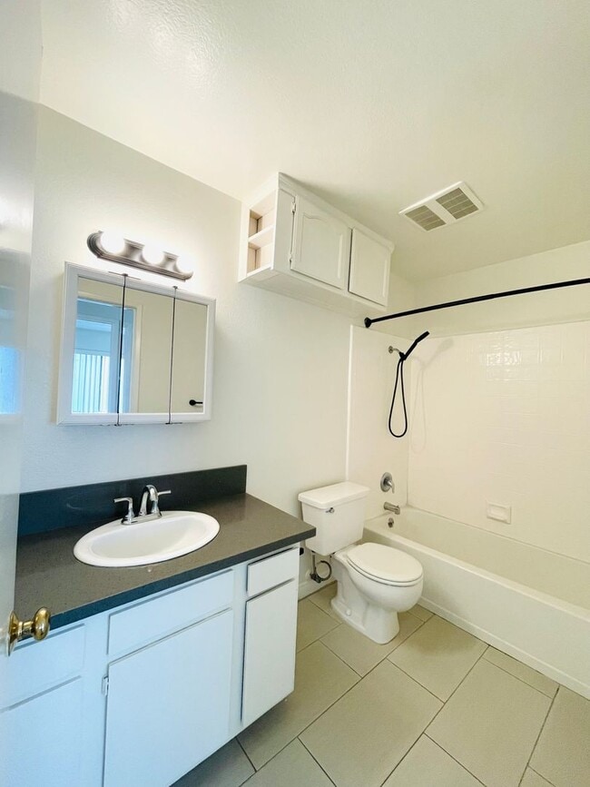 Building Photo - 792