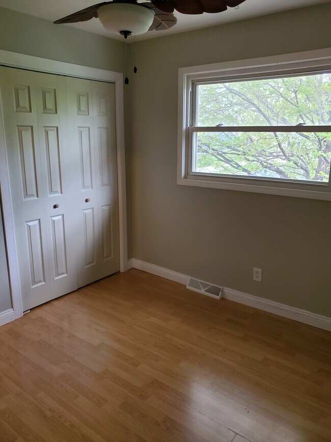 1st bedroom - 9830 McKinley St