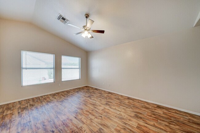 Building Photo - AVAILABLE NOW!!!!!