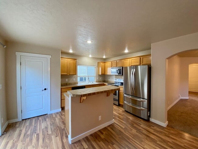 Building Photo - Lovely 4 Bedroom (+ Large bonus room) in B...