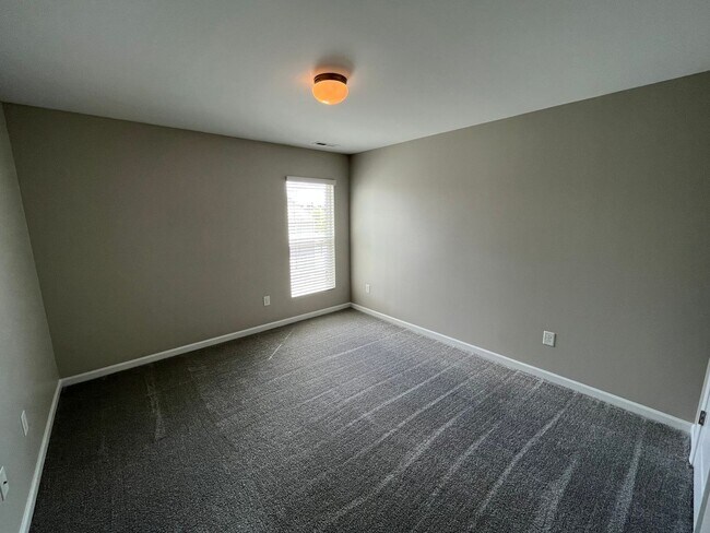 Building Photo - **OFFERING REFUNDABLE APPLICATION FEES** Fantastic 3BD, 2.5BA North Raleigh Townhome with Fenced ...