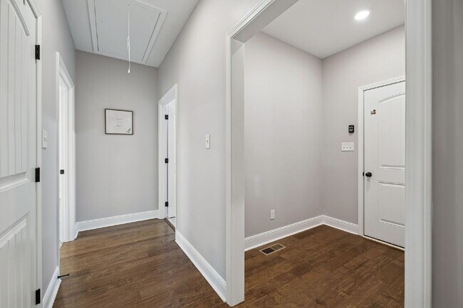Building Photo - Quiet cut-de-sac living with country views!