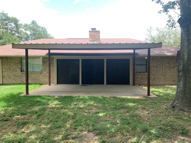 Building Photo - Cozy and Quaint 2 bedroom 2 bath with bonu...