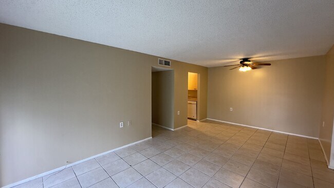 Building Photo - Charming 2-Bed Condo Retreat in West Palm Beach – Cozy Living Awaits!