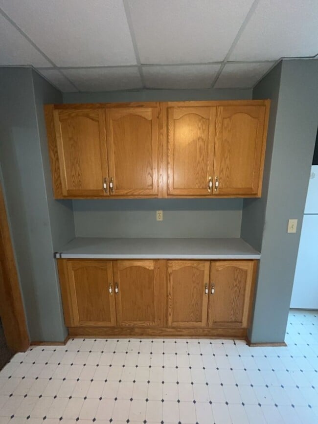 Building Photo - AVAILABLE JUNE - 5 Bed 2 Bath In East Hillside