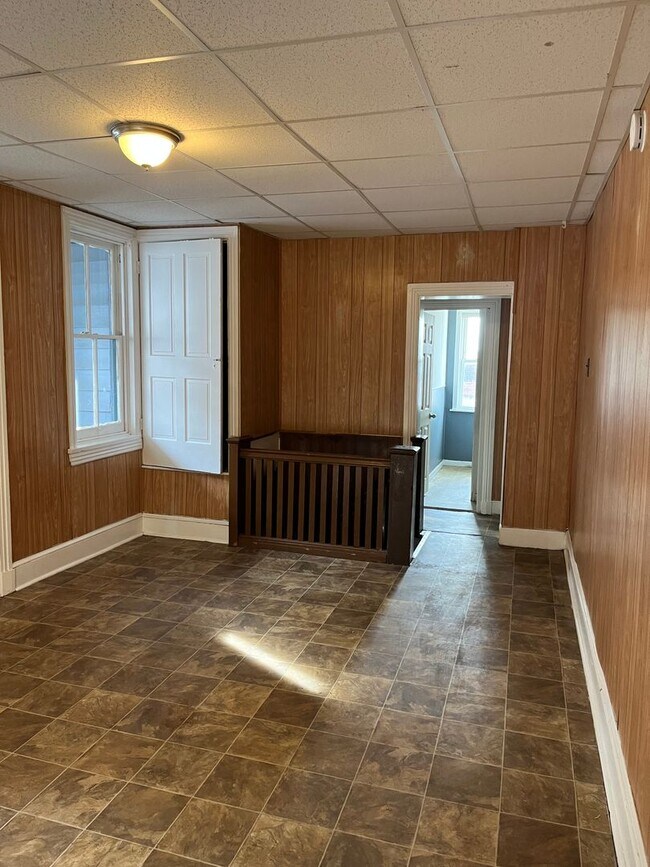 Building Photo - Large 4 Bedroom, 1 Bathroom in Columbia!