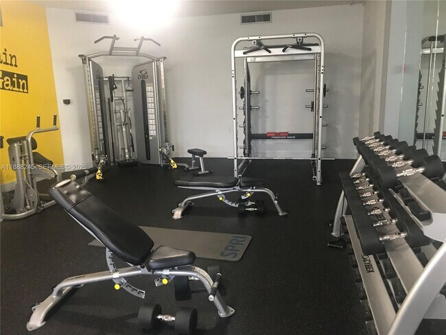 Building Photo - 1000 Parkview Dr