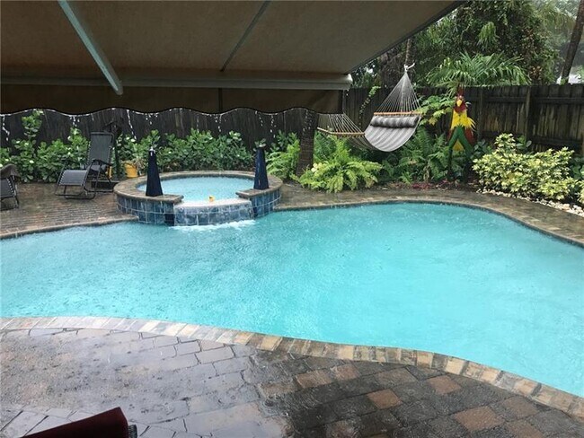 Building Photo - 1334 NE 16th Ave