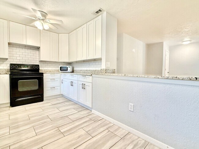 Building Photo - Your DeLand Escape: 4 Bedrooms + Pool at G...