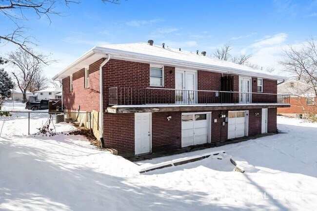 Building Photo - 906 SE 3rd Terrace