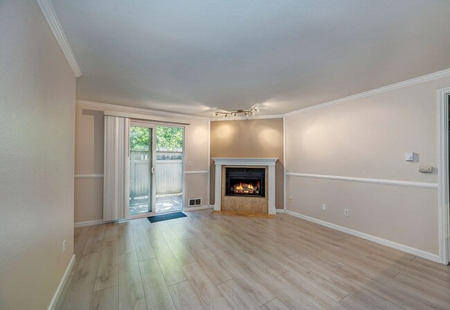Building Photo - Woodland Hills Two Bed 2 Bath Condo
