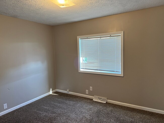 Building Photo - Bright and spacious split-entry home with ...